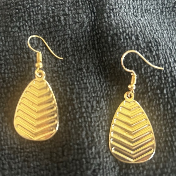 Gold Paparazzi Earrings - Picture 1 of 1